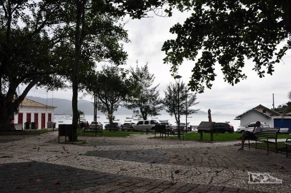 Praça em frente à praia no centro de Garopaba, litoral sul de Santa Catarina